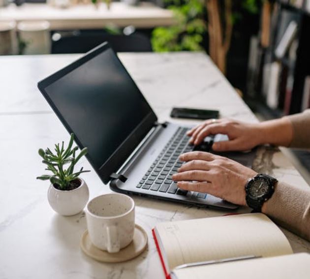 man-achter-laptop-Voordeel Online aanvragen van een VOG