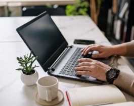 man-achter-laptop-Voordeel Online aanvragen van een VOG