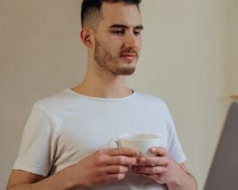 man-met-kopje-achter-laptop-VOG aanvragen zonder werkgever man-met-kopje-achter-laptop-VOG aanvragen zonder werkgever